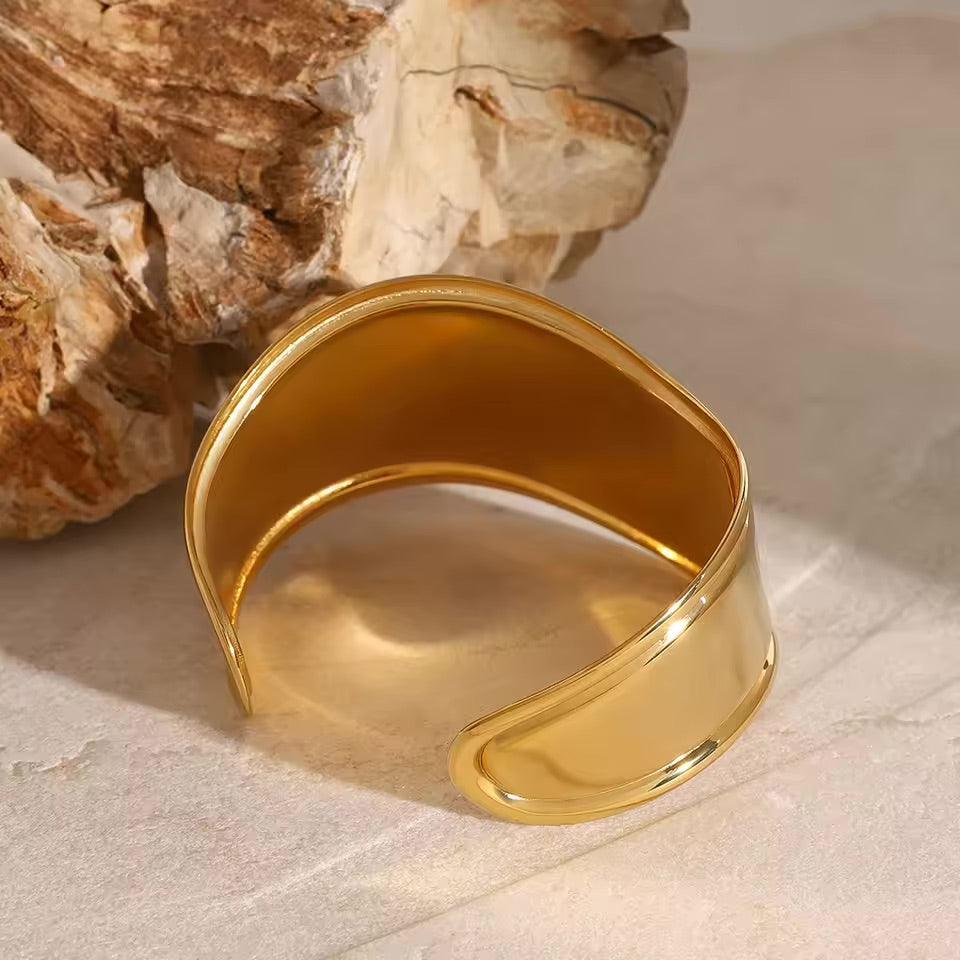 Izza Smooth Gold Cuff 3