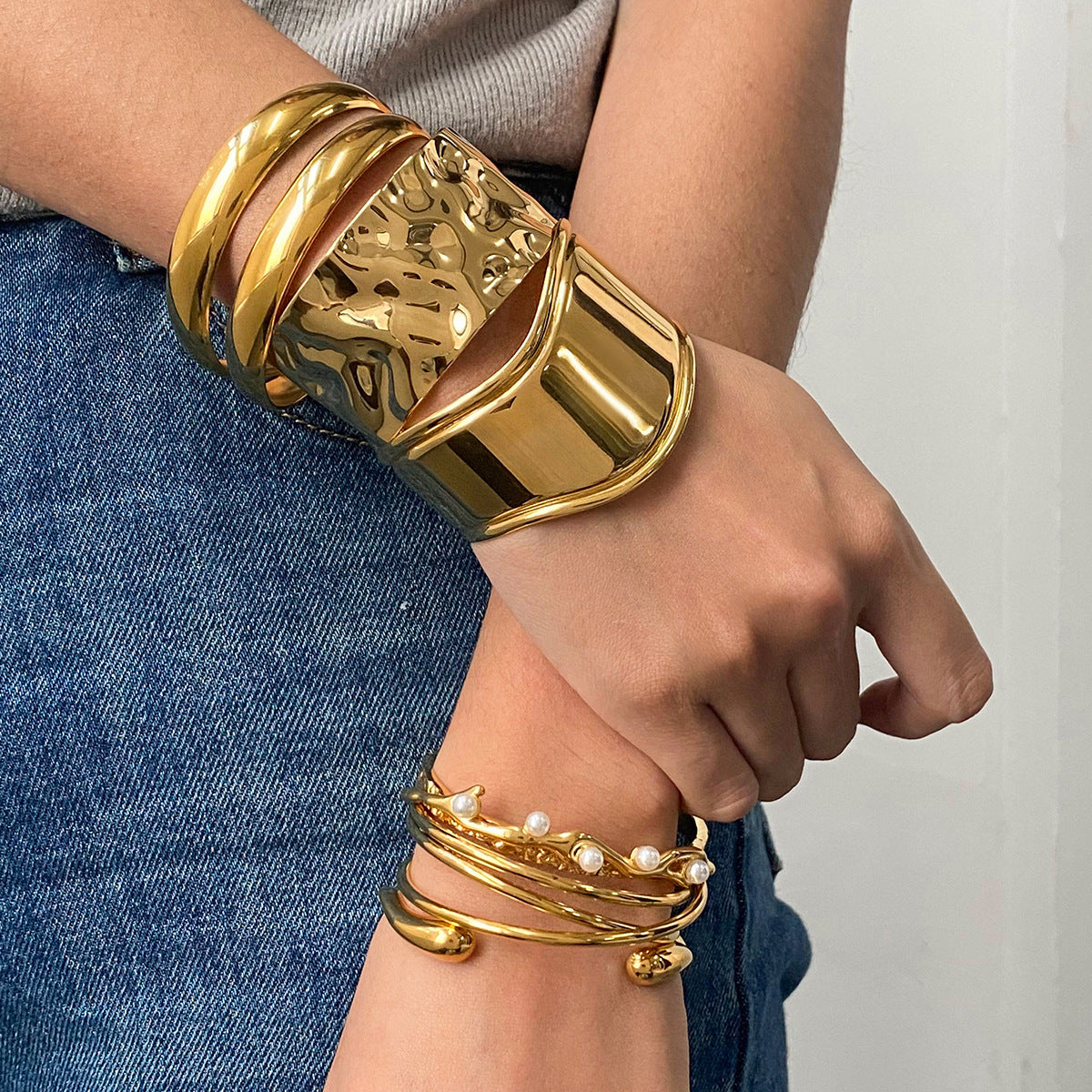 Izza Smooth Gold Cuff 4