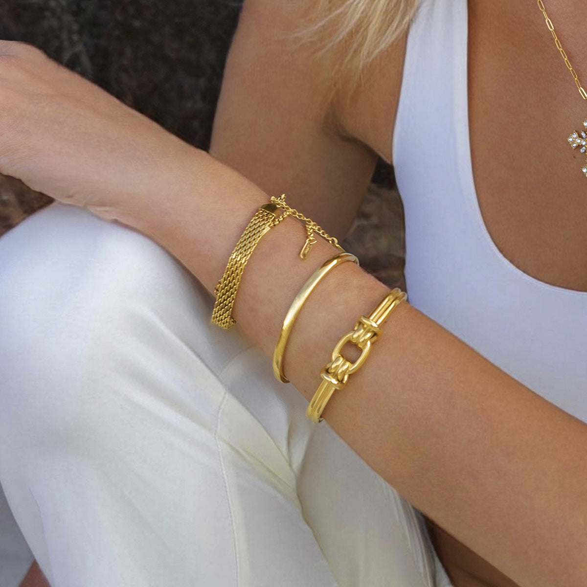 Luce Gold Knot Bangle 1