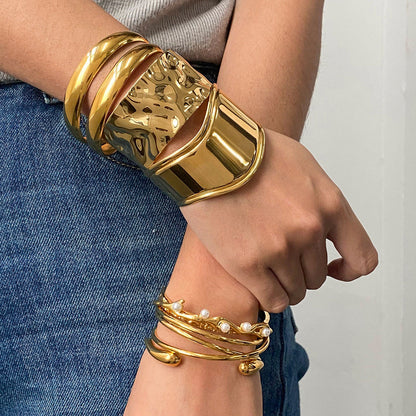 Izza Smooth Gold Cuff 4